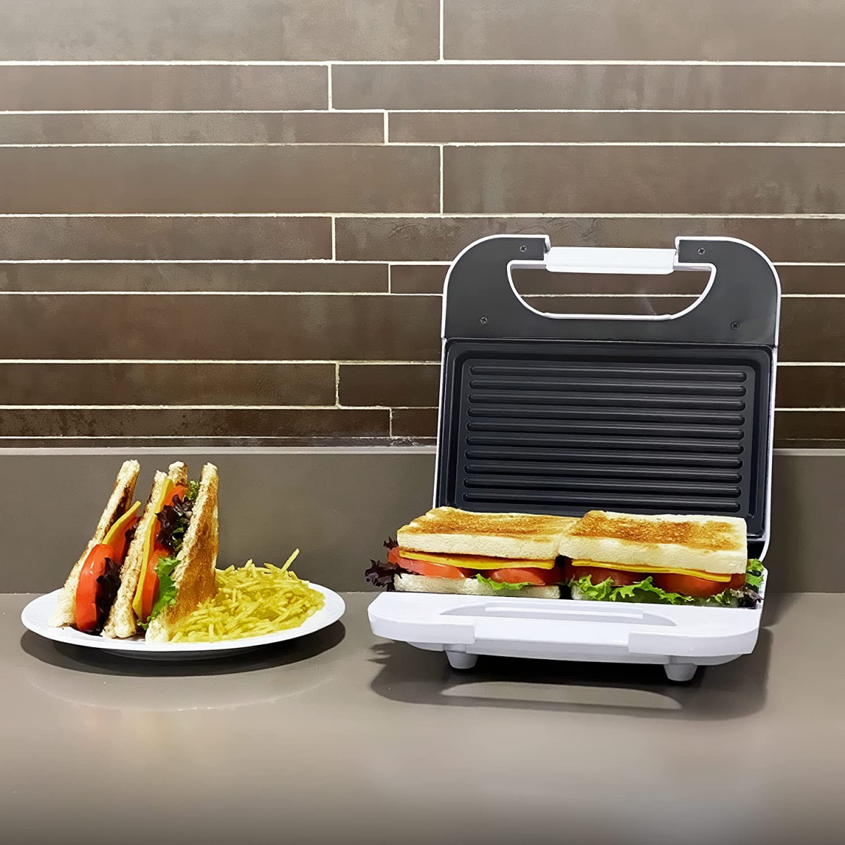 Sandwichera grill con 750W de potencia y carcasa de tacto frío